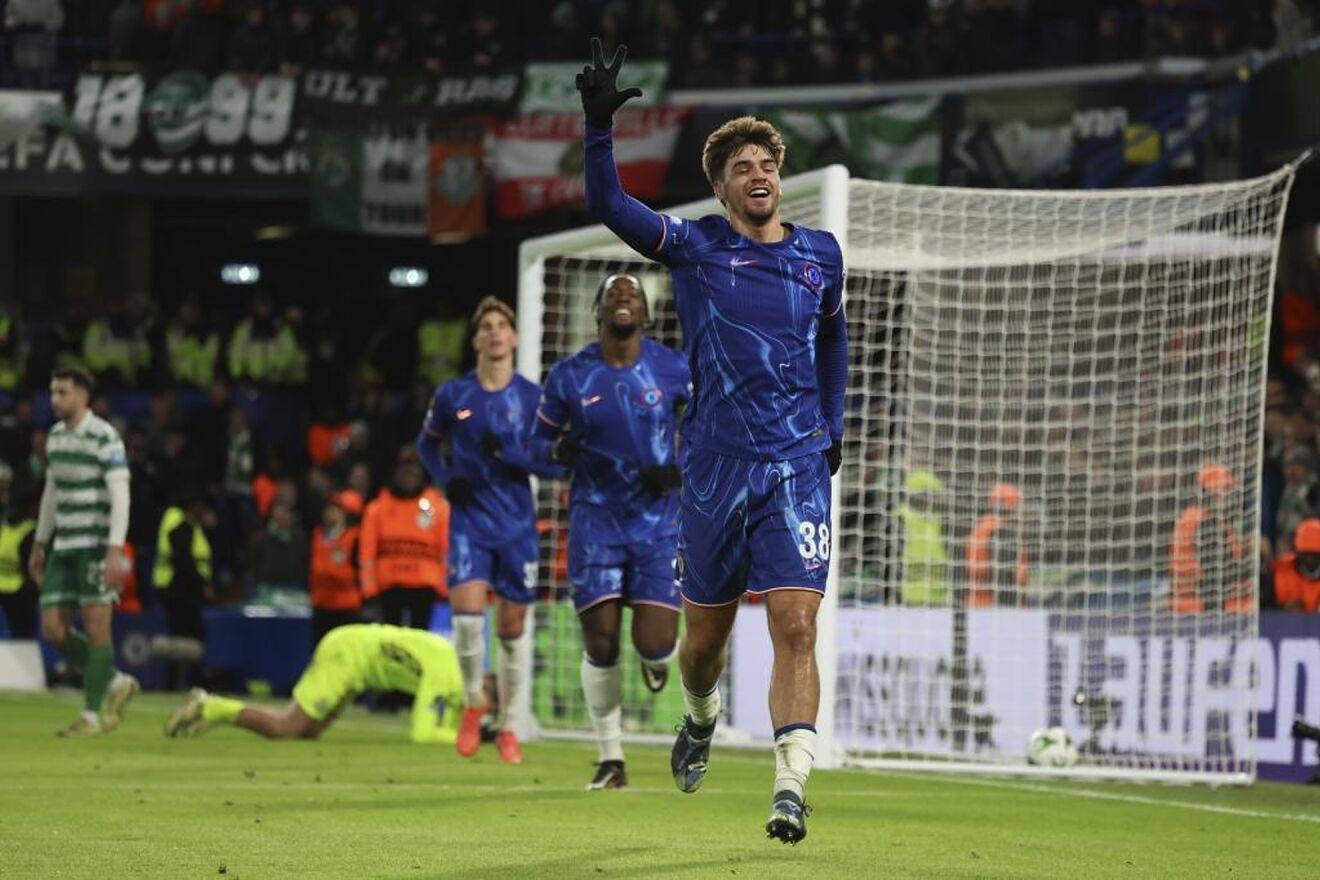 Marc Guiu celebra seu hat-trick contra o Shamrock Rovers.