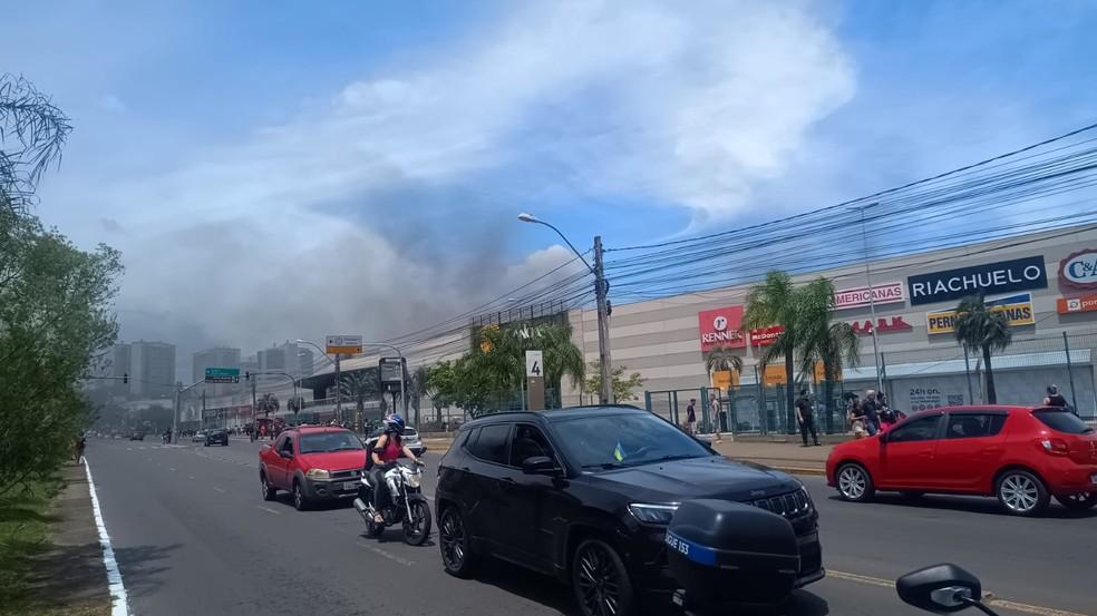 Incêndio atingiu shopping em Canoas, na Região Metropolitana de Porto Alegre