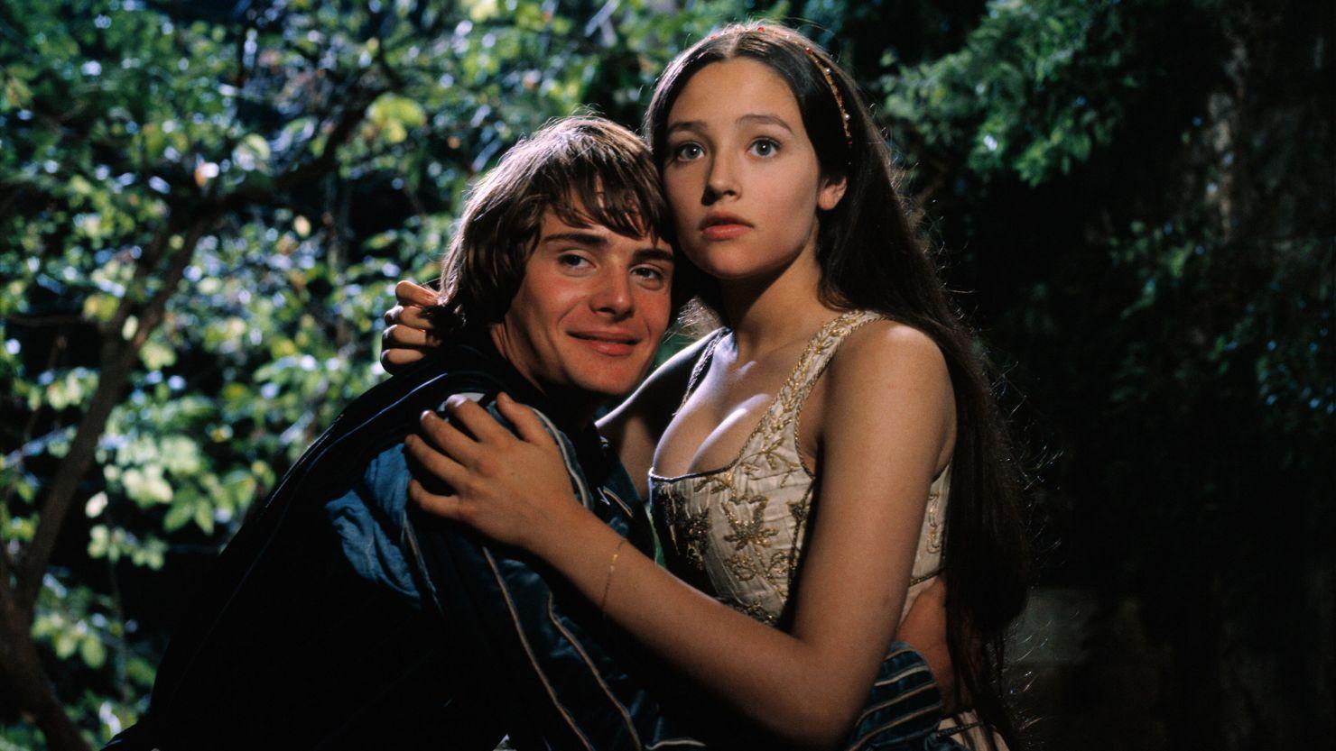 Olivia Hussey interpretando Julieta ao lado de Leonard Whiting como Romeu