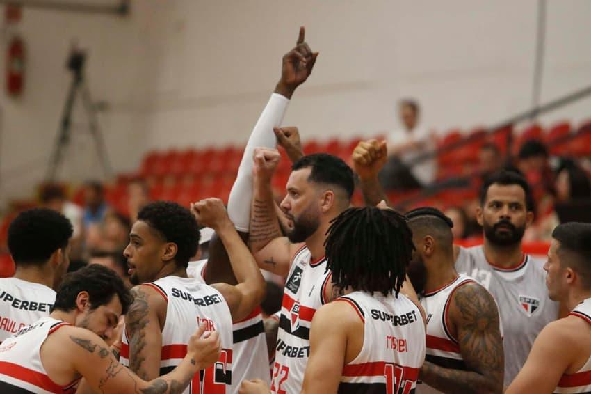 Jogadores do São Paulo em ação no NBB