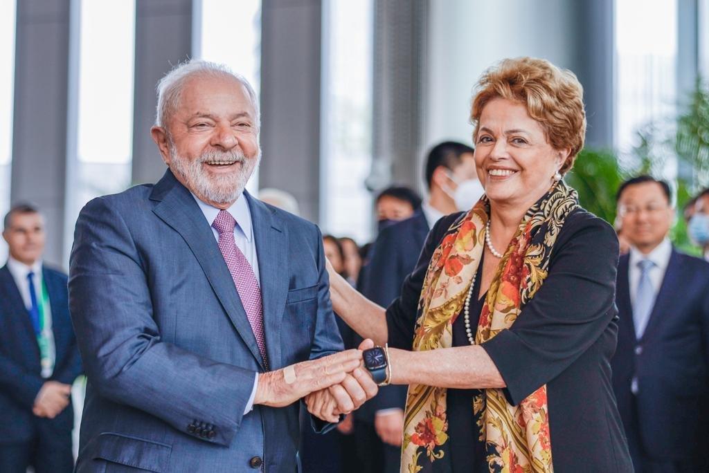 O presidente Lula e a presidente do banco dos Brics, Dilma Rousseff, em Xangai.