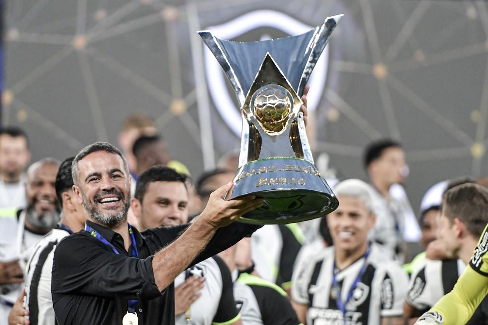 Artur Jorge com a taça do Brasileirão