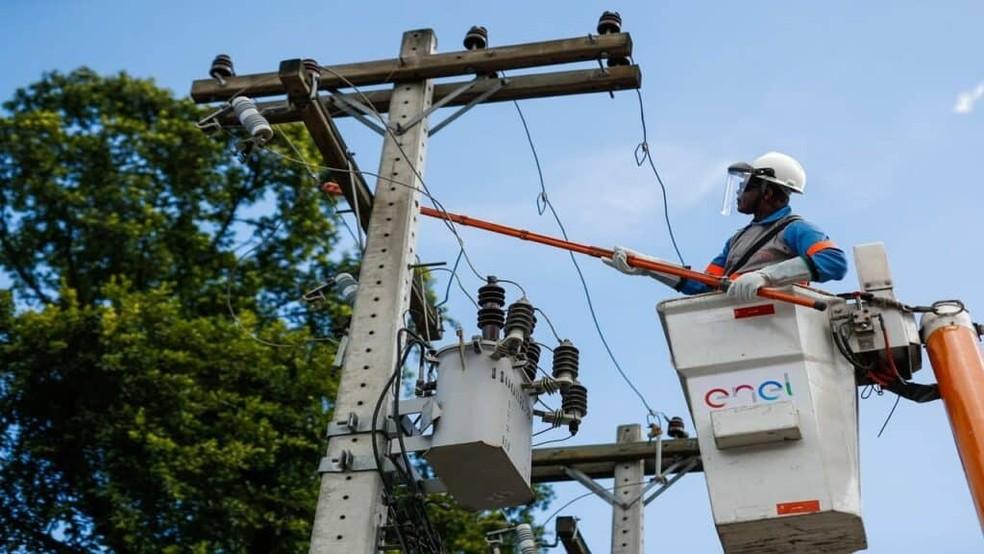 Funcionário da Enel trabalha em rede elétrica