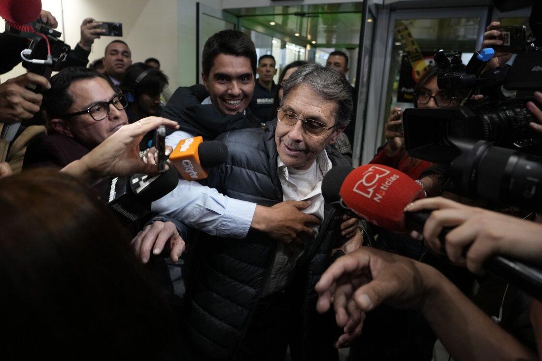 Fabio Ochoa é recebido por uma multidão de jornalistas ao desembarcar no aeroporto El Dorado, em Bogotá, Colômbia.