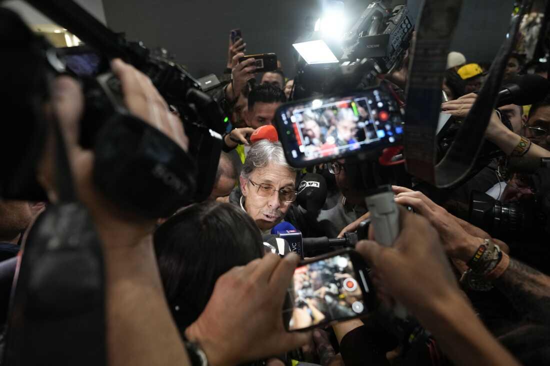 Fabio Ochoa fala com a imprensa ao chegar ao aeroporto El Dorado.