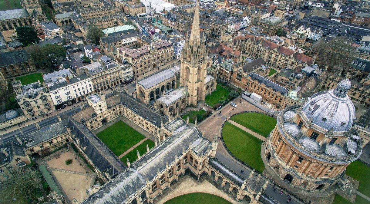 Vista aérea da cidade de Oxford, onde fica a universidade mais antiga em língua inglesa.