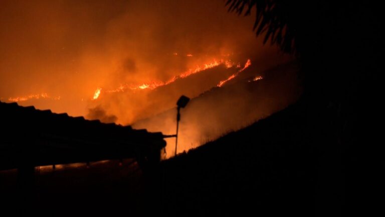 Incêndio em Malibu: 20 mil residentes em alerta de evacuação