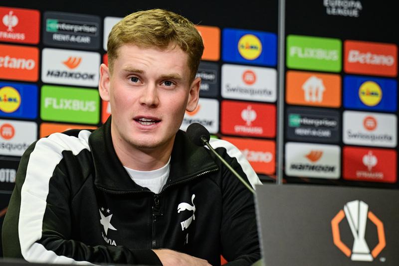 Brankář Antonín Kinský durante a coletiva de imprensa