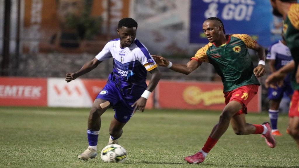 Jogadores de futebol em ação durante a partida