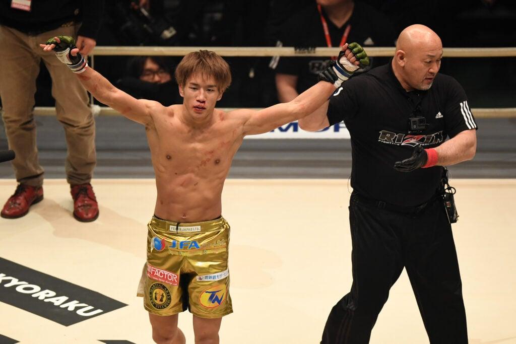 Kai Asakura comemorando vitória no RIZIN