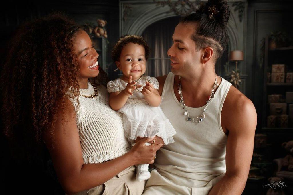 Jeniffer Nascimento publica ensaio fotográfico para desejar um feliz Natal aos internautas.