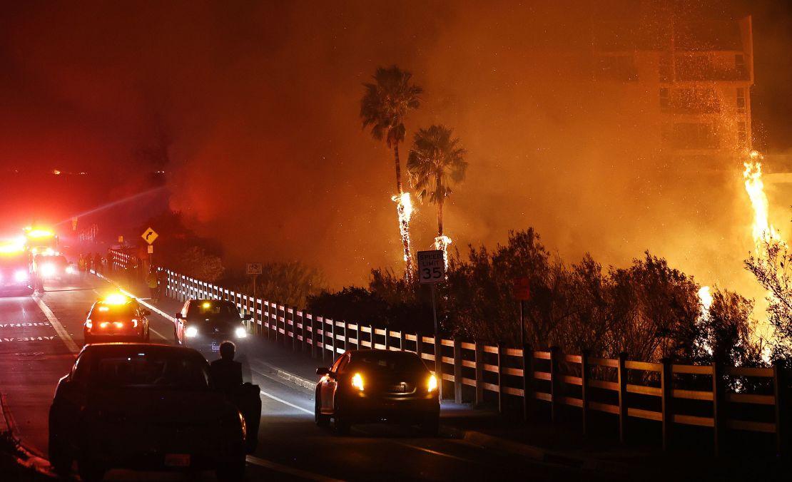 Bombeiros trabalhando em Malibu