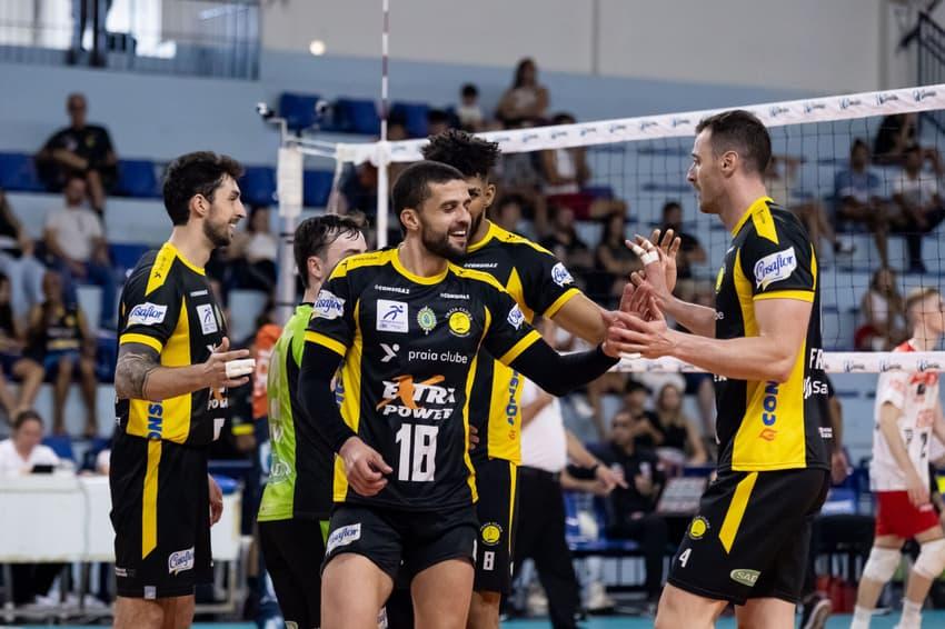 Jogadores do Praia Clube em treinamento