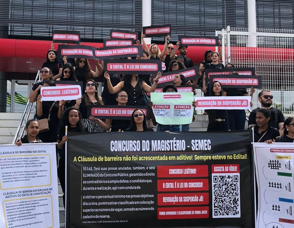 Professores protestam no TJ contra suspensão do concurso da Semec em Teresina