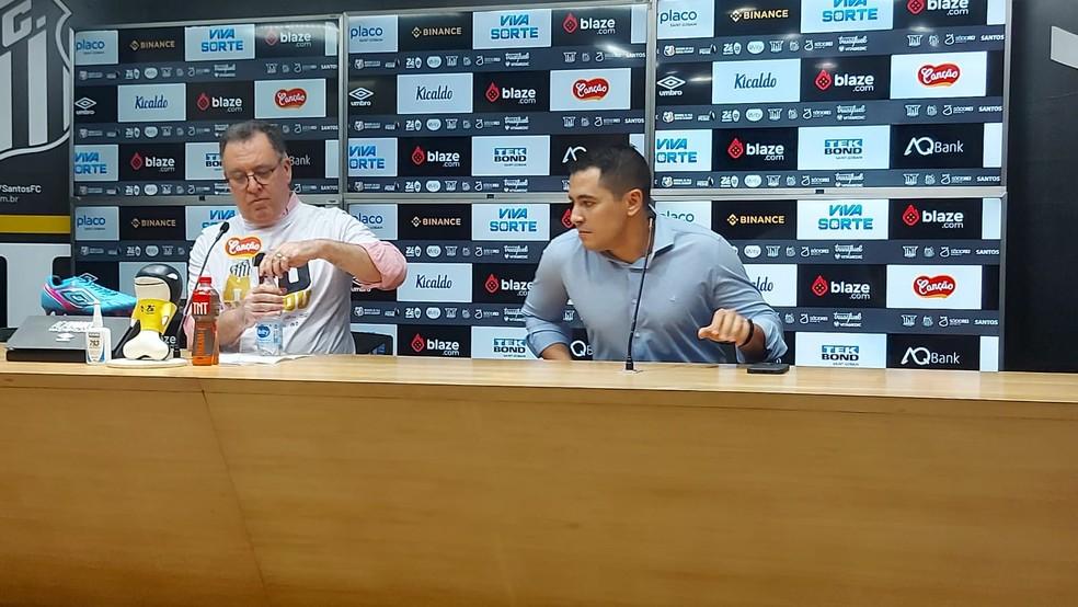 Marcelo Teixeira e Pedro Martins durante coletiva de imprensa do Santos