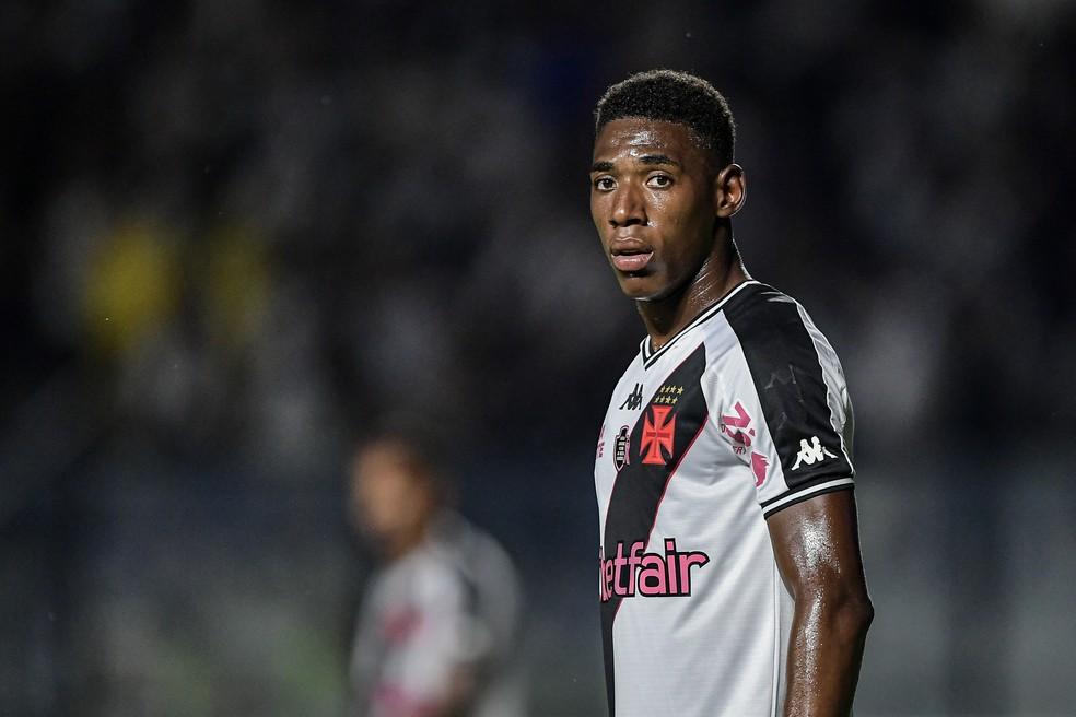 Léo, zagueiro do Vasco, em ação no Brasileirão