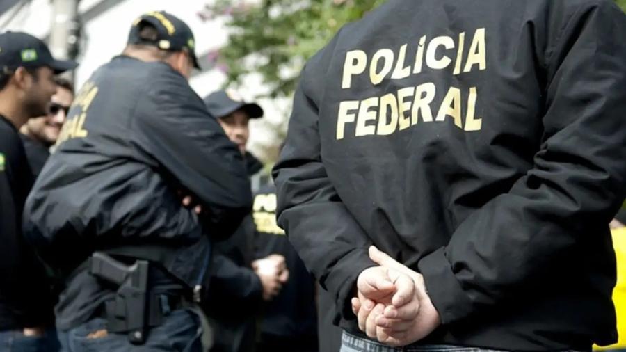 Agente da Polícia Federal de costas