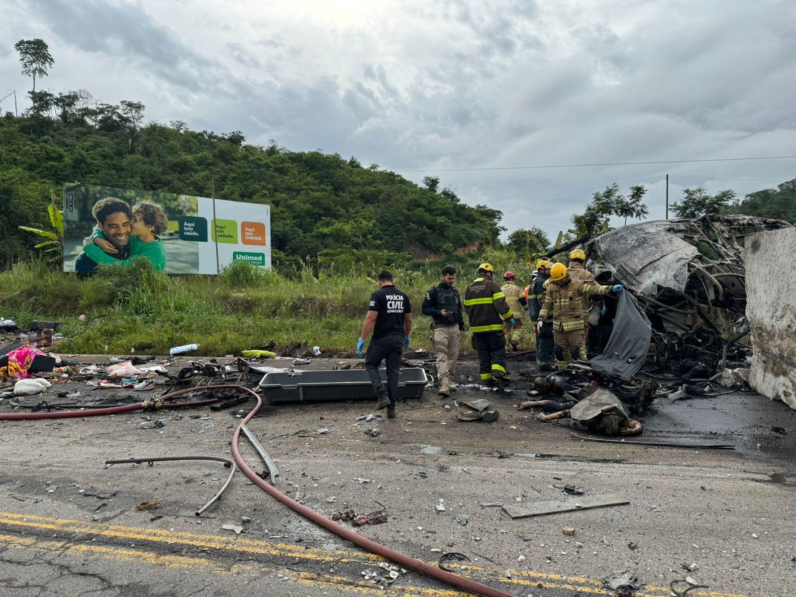 Acidente deixa ao menos 18 pessoas mortas em Minas Gerais