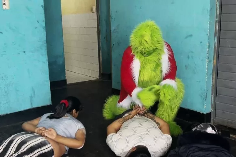 O Grinch que salvou o Natal: Polícia peruana combate tráfico de drogas em ação inusitada