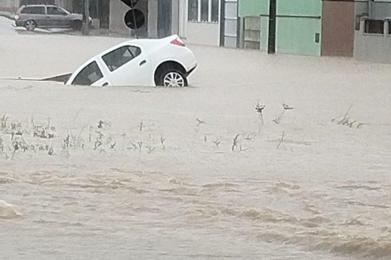 Carro ficou parcialmente submerso na rua São Paulo