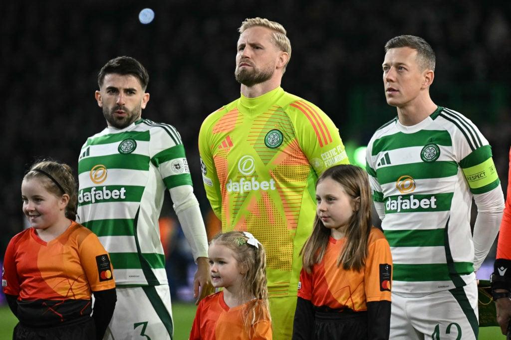 Celtic's Danish goalkeeper Kasper Schmeichel com Greg Taylor e outros jogadores