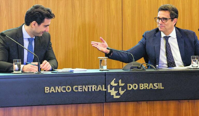 Banco Central intervém no câmbio e dólar fecha em queda a R$ 6,12