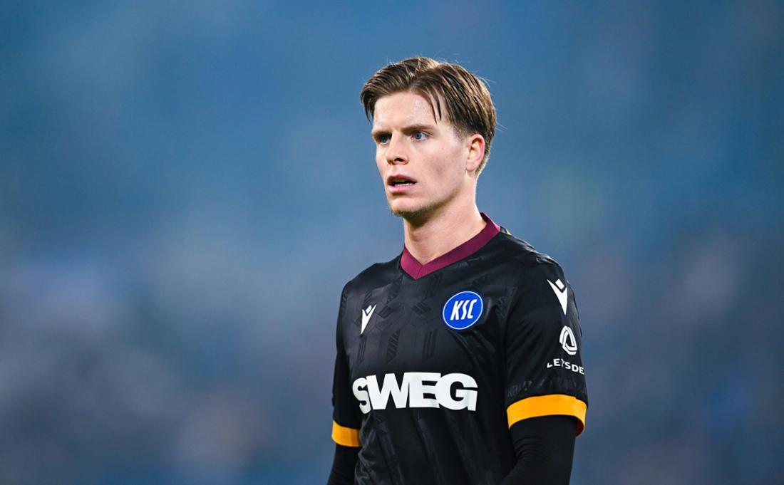 Jogadores do Karlsruher SC prontos para a partida contra o Regensburg.