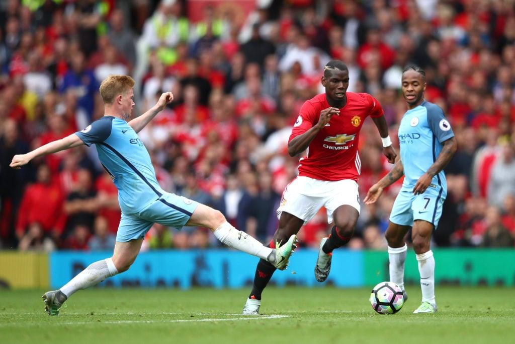 Paul Pogba durante jogo entre Manchester United e Manchester City