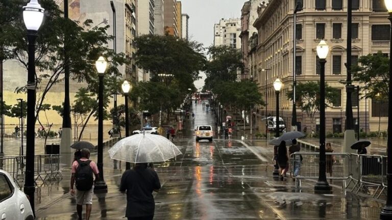Chuva intensa atinge São Paulo e deixa 20 mil sem luz