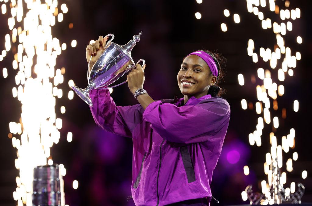 Coco Gauff segurando o troféu Billie Jean King após vitória