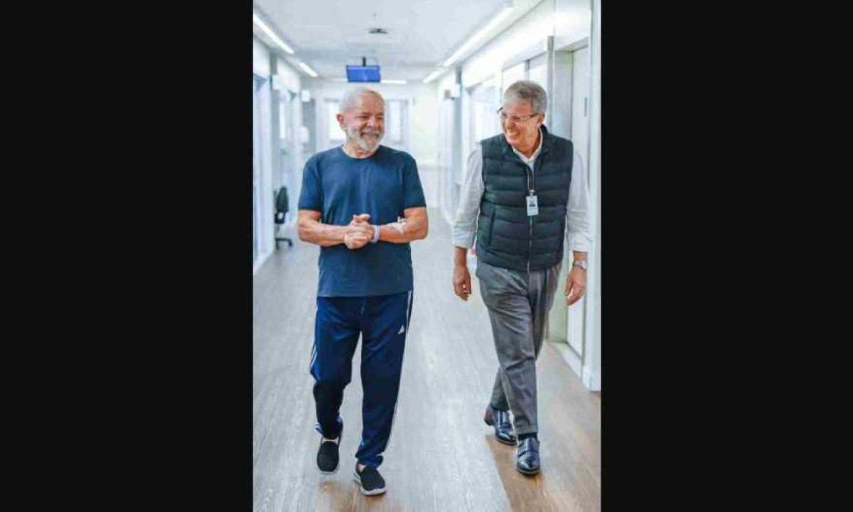 Lula caminha ao lado de médico pelos corredores do hospital em São Paulo