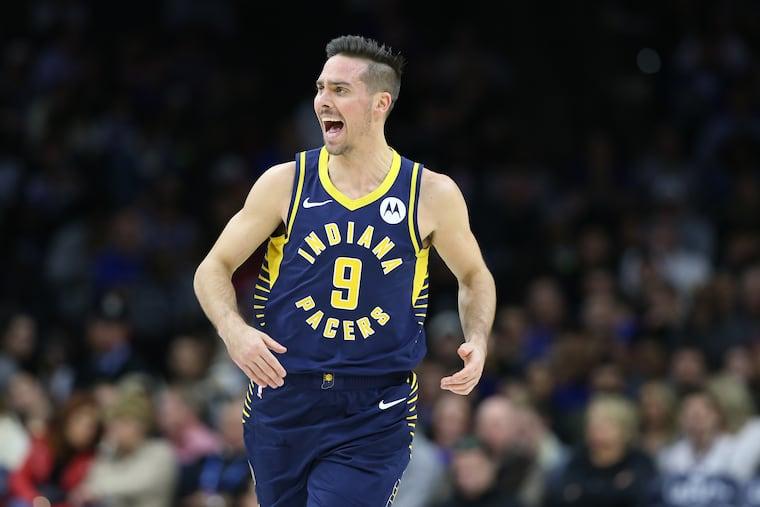 T.J. McConnell dos Indiana Pacers celebrando após um ponto durante um jogo na Wells Fargo Center