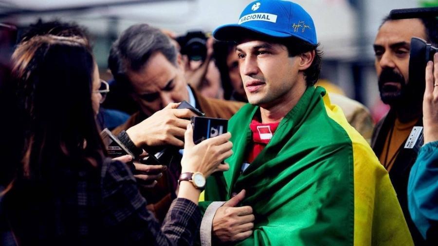 Gabriel Leone com o boné Nacional em 'Senna'