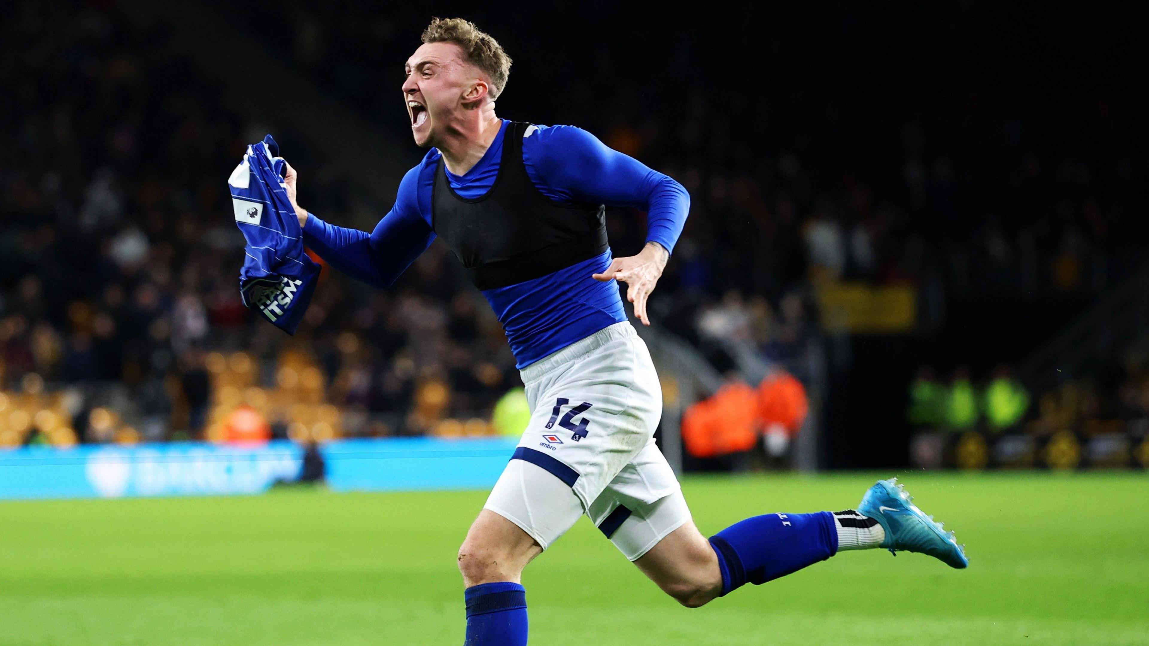 Jack Taylor celebra seu gol da vitória contra os Wolves