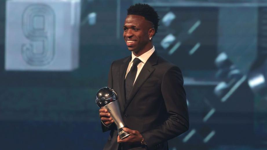 Vinicius Jr segura o troféu de Melhor Jogador do Ano da FIFA