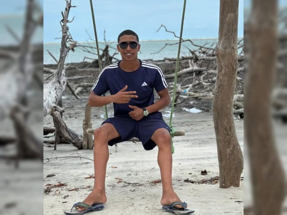 Antes de ser morto em Jericoacoara, turista fez fotos com gestos sem saber que era símbolo de uma facção criminosa atuante no Ceará.