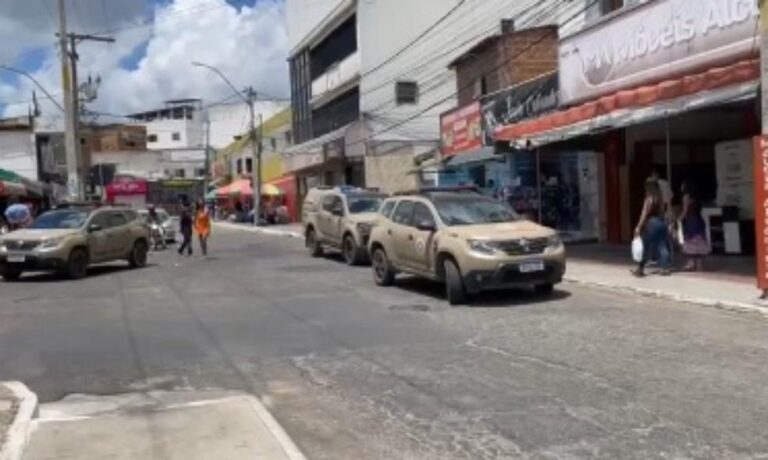 Homem é preso após fazer três reféns em loja de celulares na Bahia