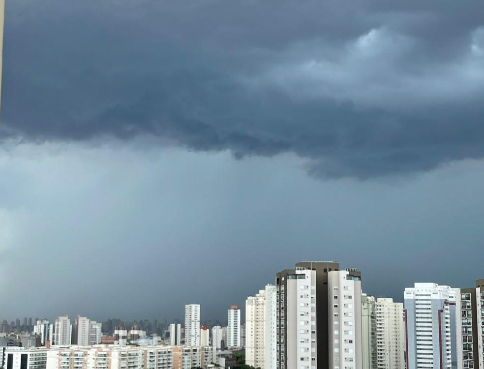 Formação de nuvens na Zona Leste de SP