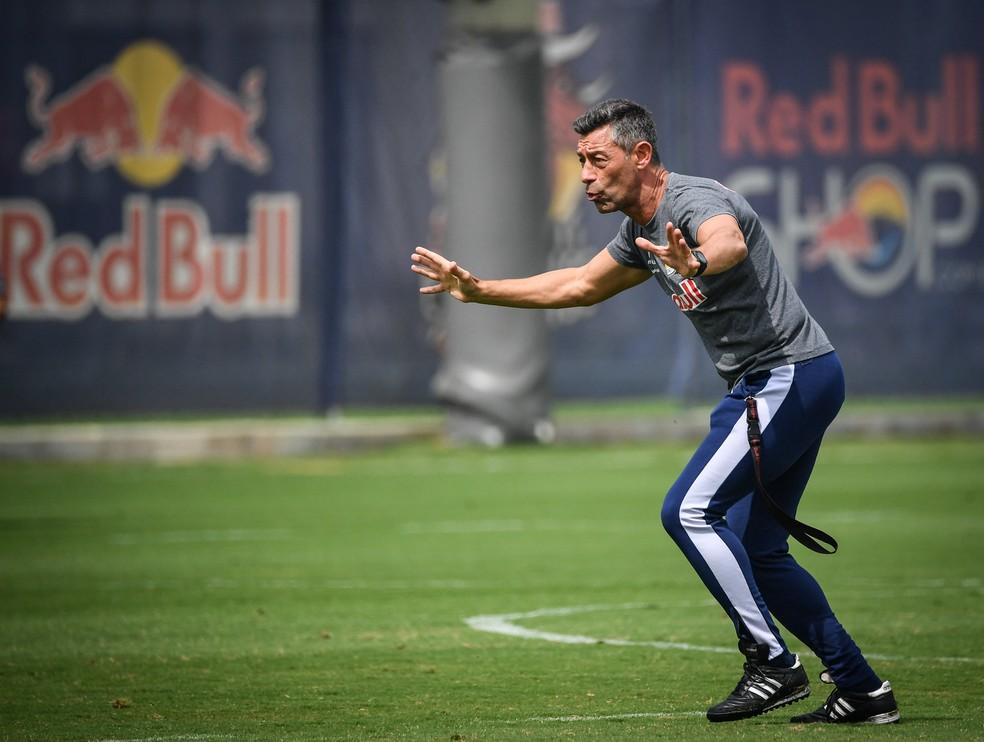 Técnico Pedro Caixinha em treino do Bragantino