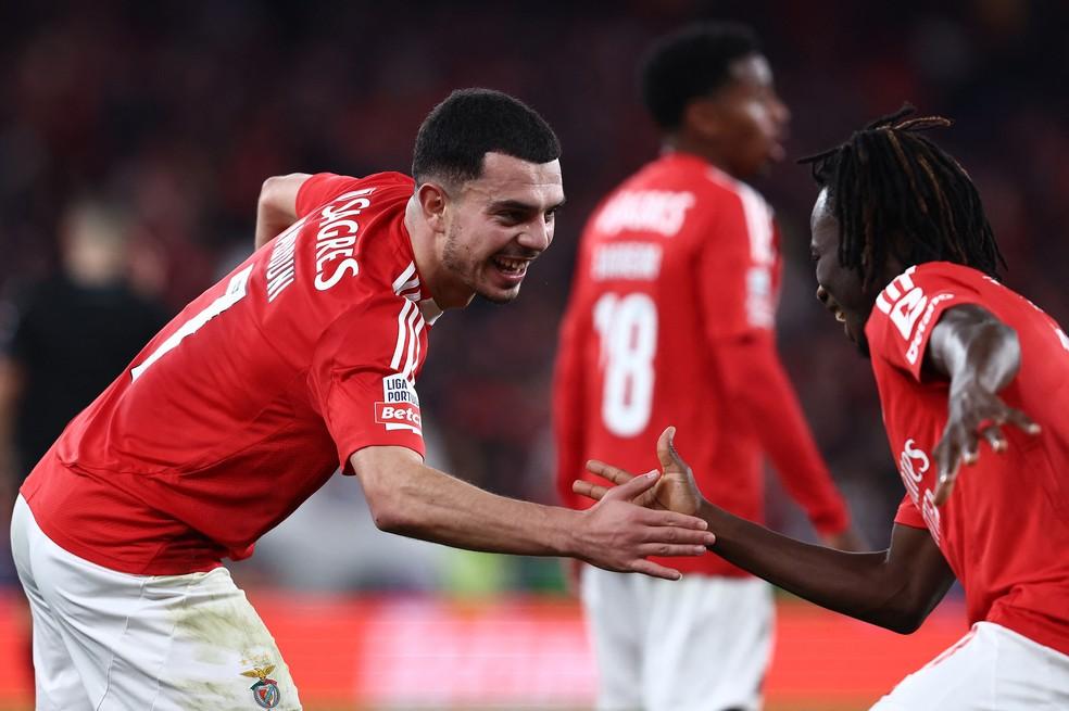 Zeki Amdouni celebra seu gol com Issa Kabore na vitória do Benfica sobre o Estoril