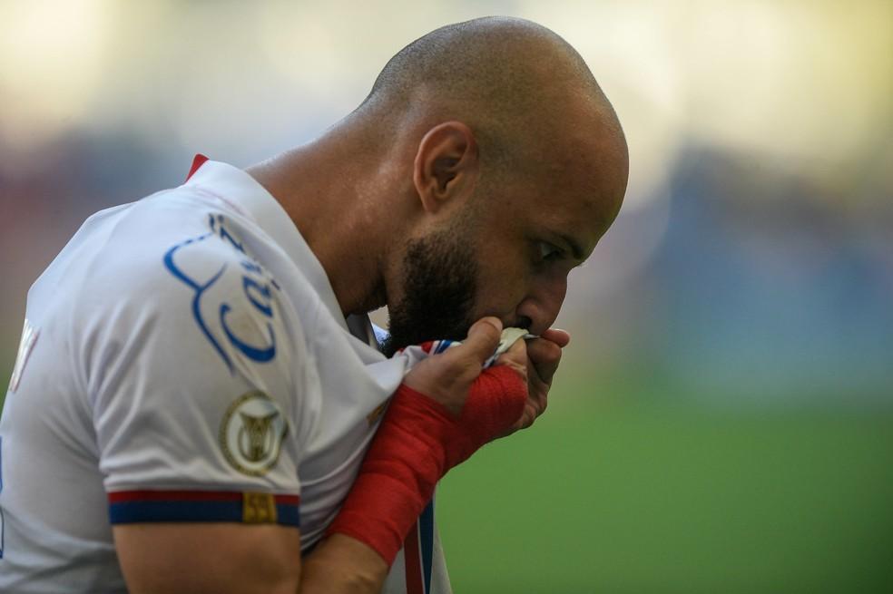 Thaciano comemora gol do Bahia contra o Atlético-GO