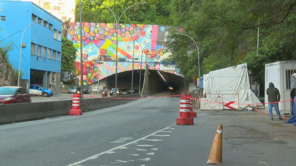 Trecho do Túnel Santa Bárbara, sentido Centro, é fechado após queda de revestimento