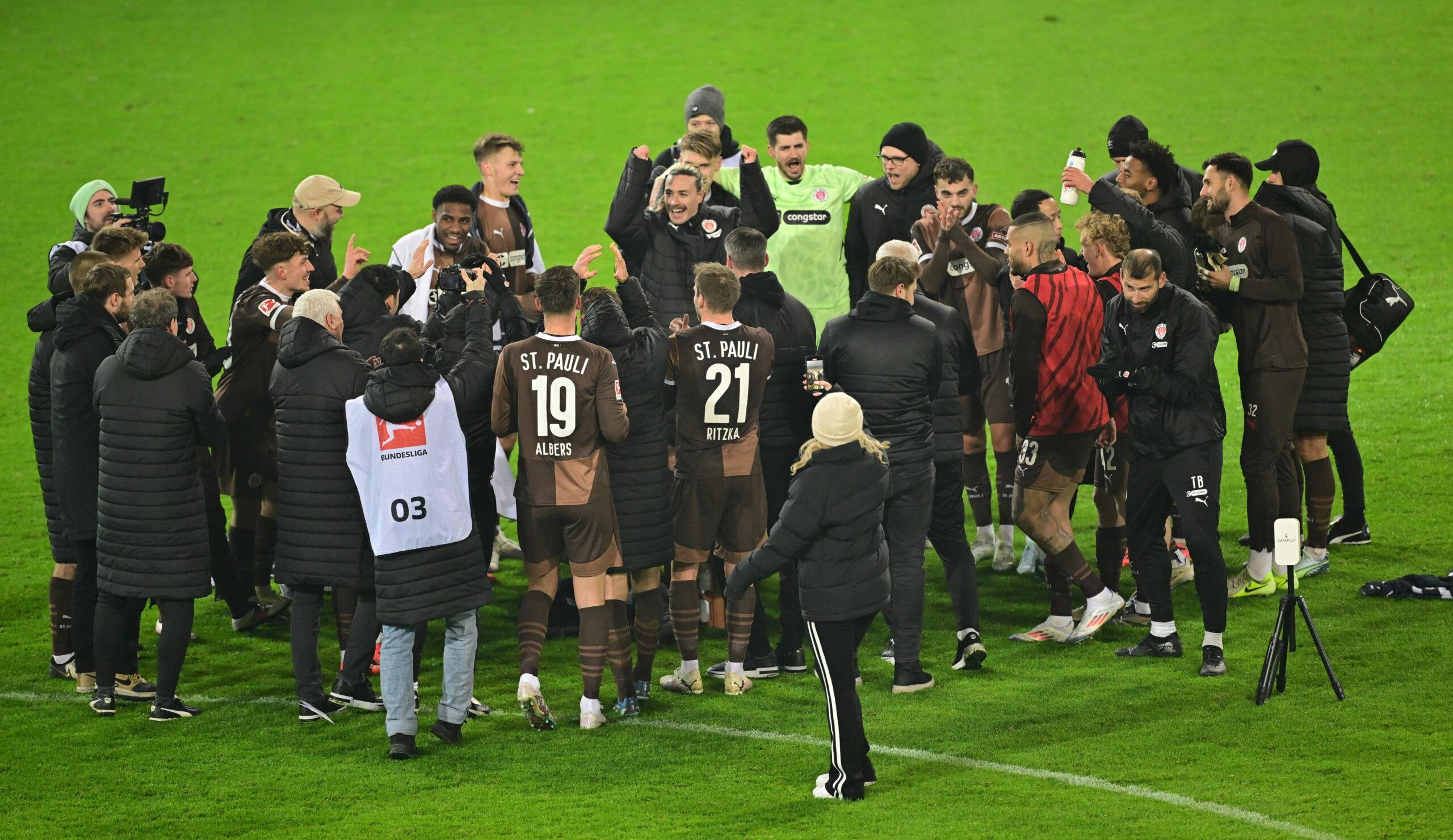 Os jogadores do FC St. Pauli comemoram a vitória contra Kiel