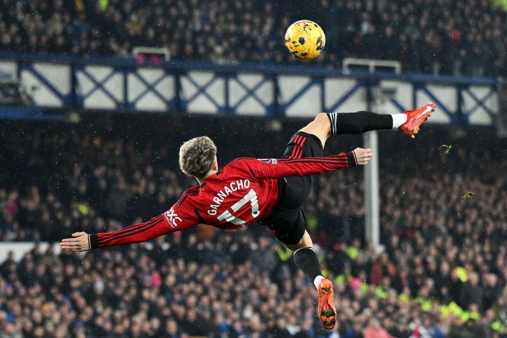 Alejandro Garnacho faz um gol de bicicleta contra o Everton