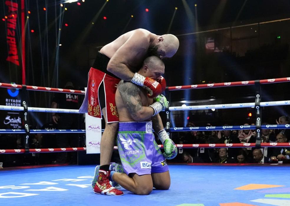 Oleksandr Usyk comemora vitória sobre Tyson Fury