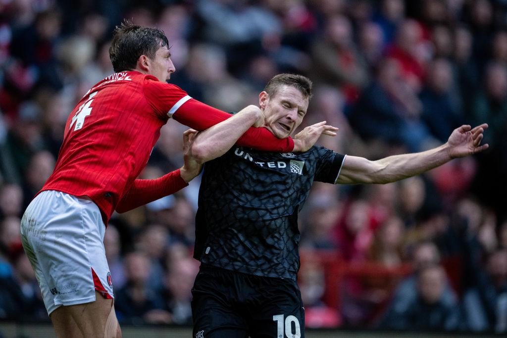 Paul Mullin em ação durante a partida contra o Charlton