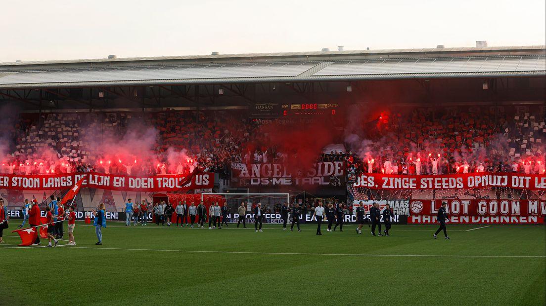 Tribunas no estádio De Geusselt