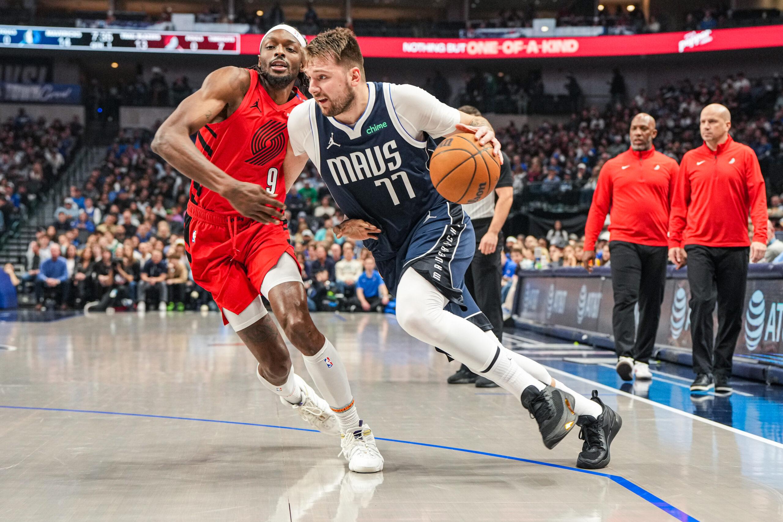 Luka Doncic, com a bola