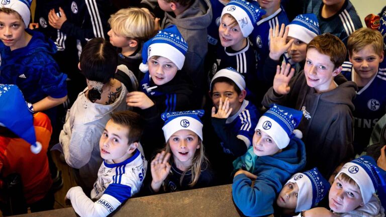 Schalke 04 promove Natal solidário com crianças e comunidade