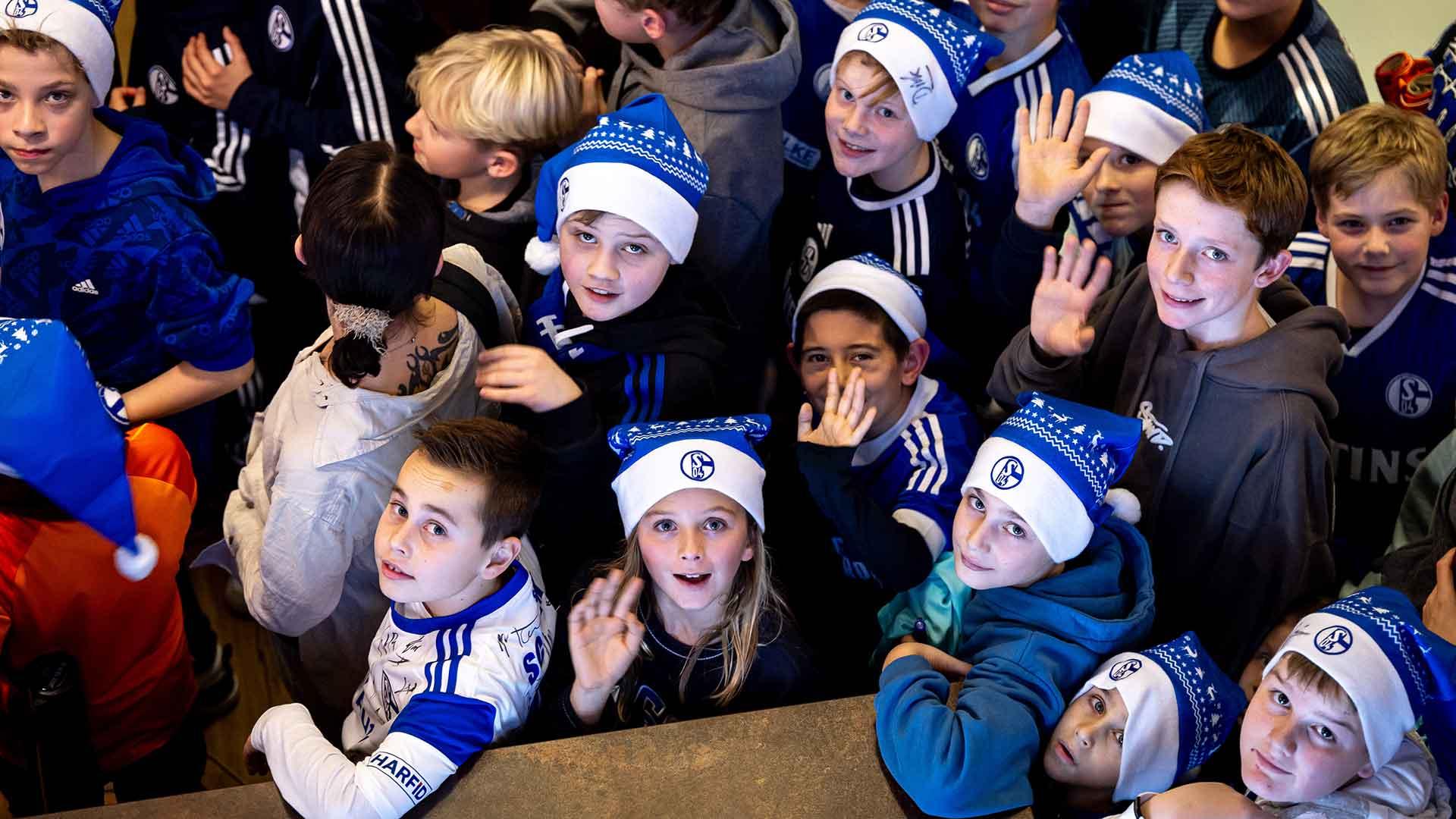 Crianças participando da festa de Natal promovida pelo Schalke 04